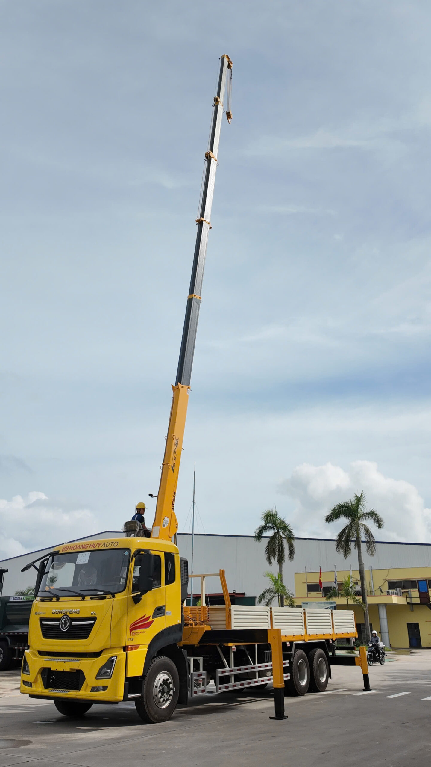 chiều dài cẩu soosan 8 tấn trên xe dongfeng 3 chân