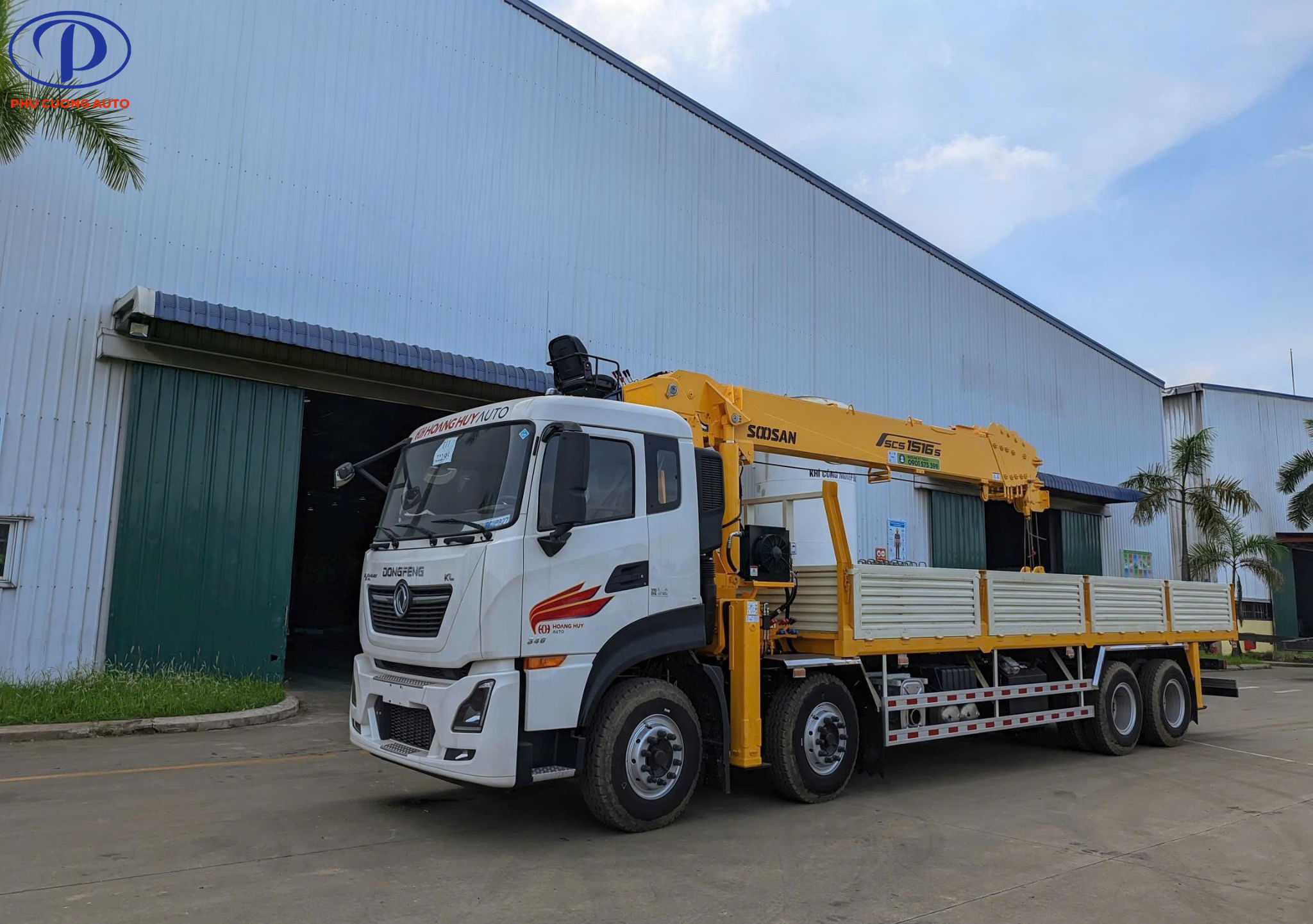 ngoại thất xe cẩu tự hành dongfeng 4 chân 