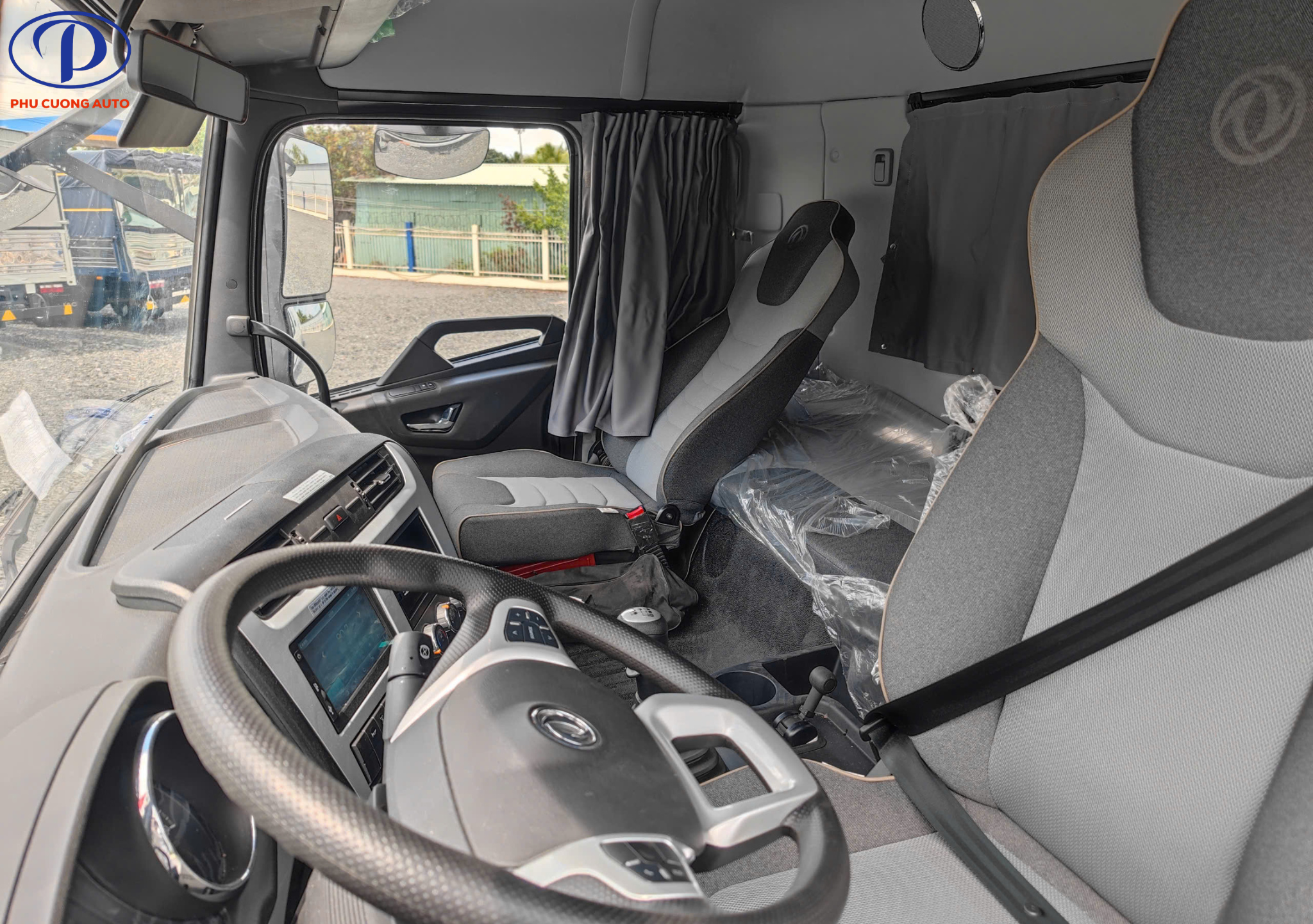 nội thất xe cẩu tự hành dongfeng 4 chân 