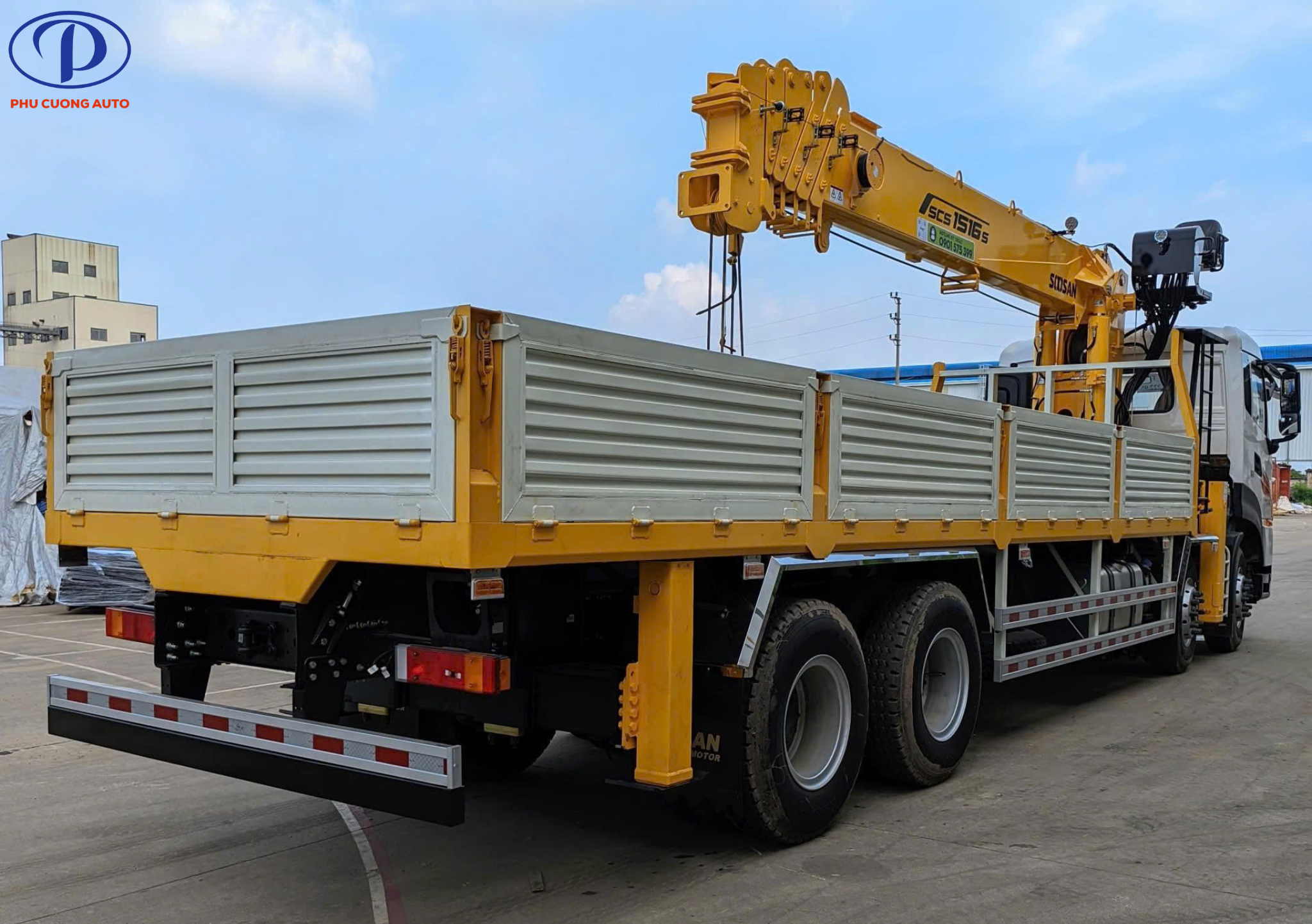 thùng hàng xe cẩu tự hành dongfeng 4 chân